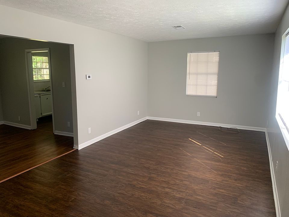 2nd image of 718 1st St NW