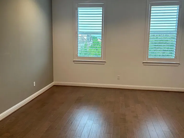 2548 N Bay Pl — Photo 2