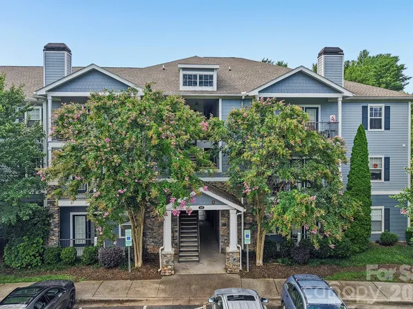 100 Vista Lake Dr APT 2, Candler, NC 28715