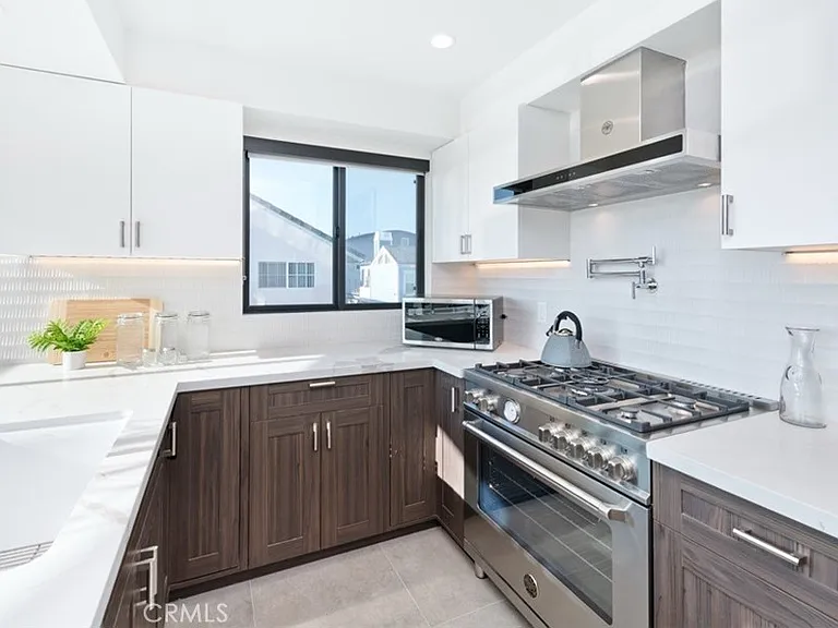 500 E Balboa Blvd — Photo 4