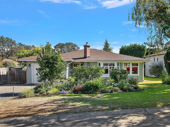 3995 Bel Nor Pl, Saanich, BC V8N 6B6