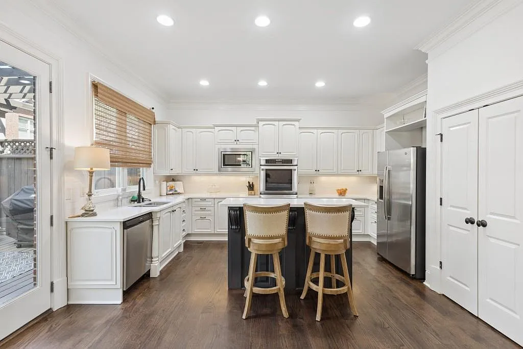 4 bed, 4.5 bath, 3987 sqft, $6,800 — Photo 3