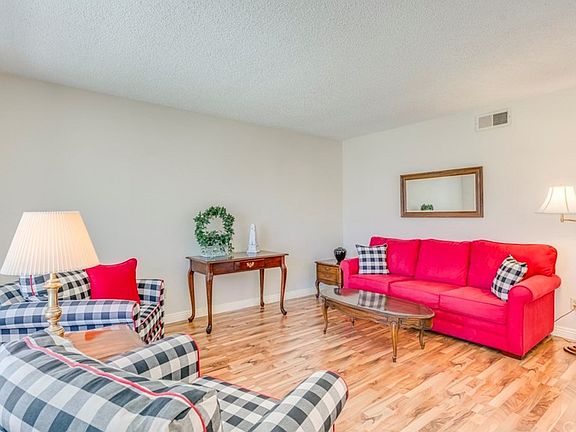 4th image of 1424 E Bell Ave