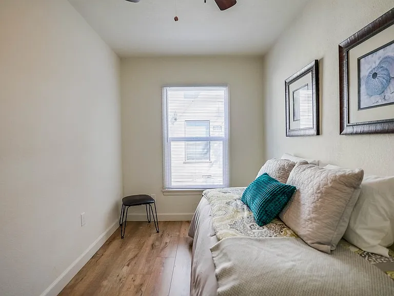 2466 Cedar Ave — Photo 6