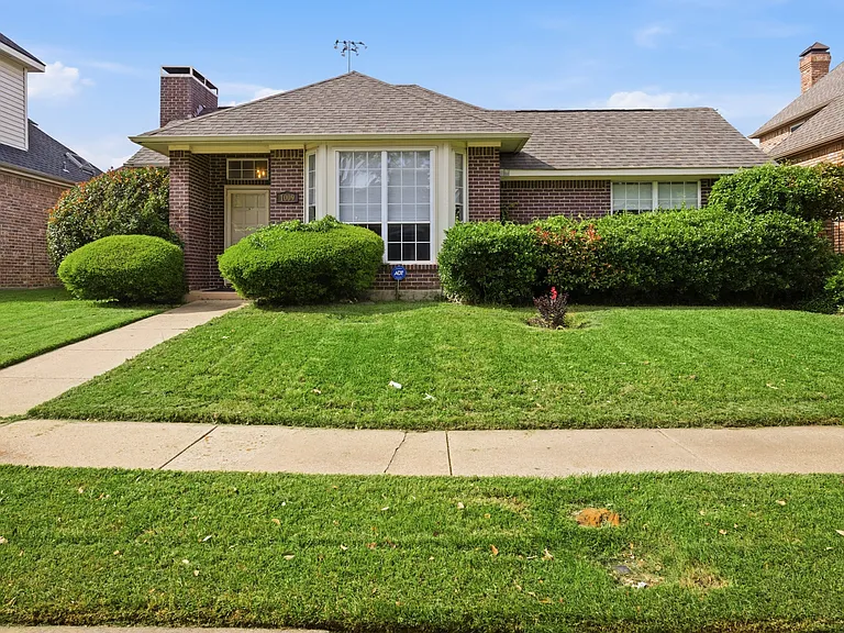 1009 McCoy Dr — Photo 1