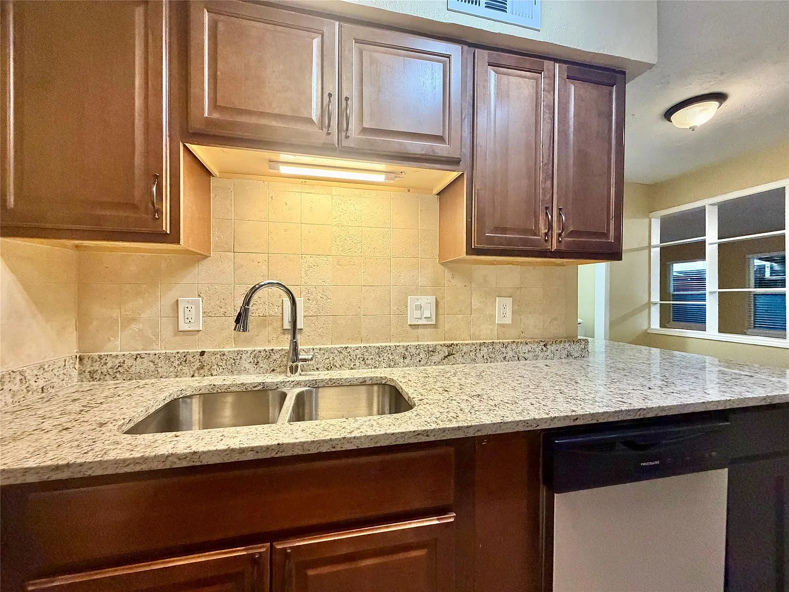 4 bed, 3.0 bath, 2055 sqft, $1,850 — Photo 3