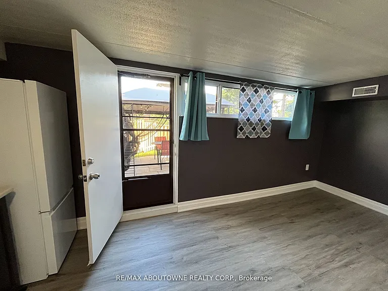 180 Mississauga Valley Blvd #1 — Photo 8