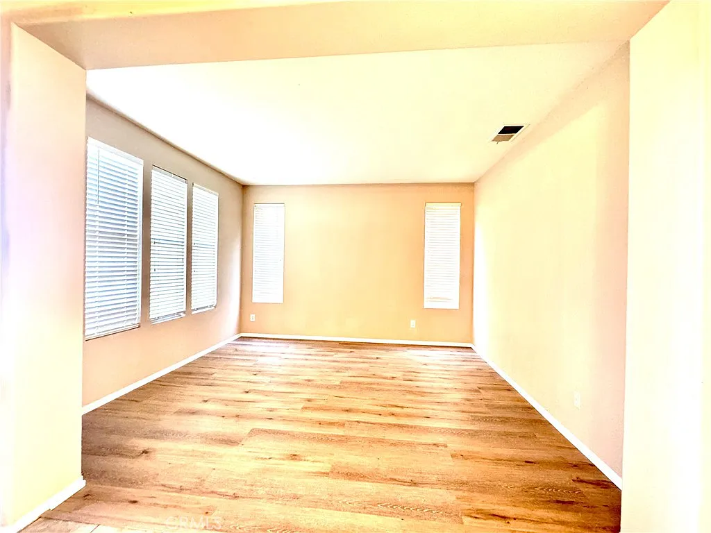 5 bed, 2975 sqft, $3,800 — Photo 2