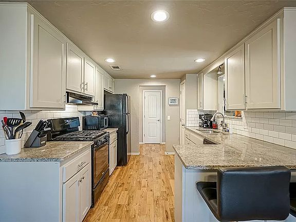 3rd image of 400 Clermont Dr