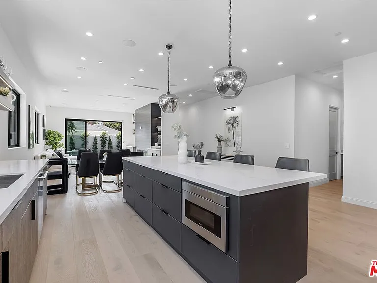 14602 Morrison St — Photo 10
