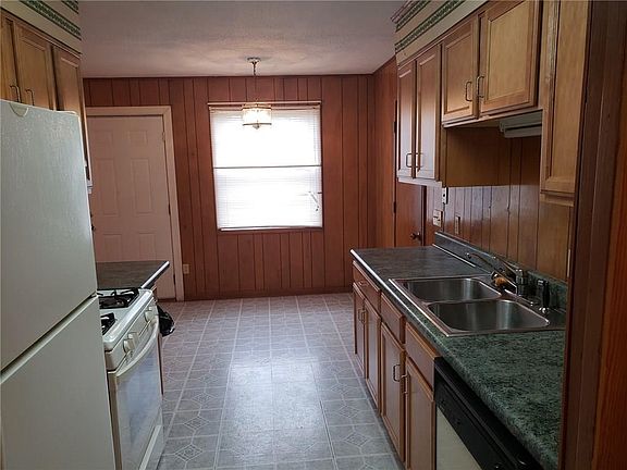 Kitchen showing to eat in breakfast area