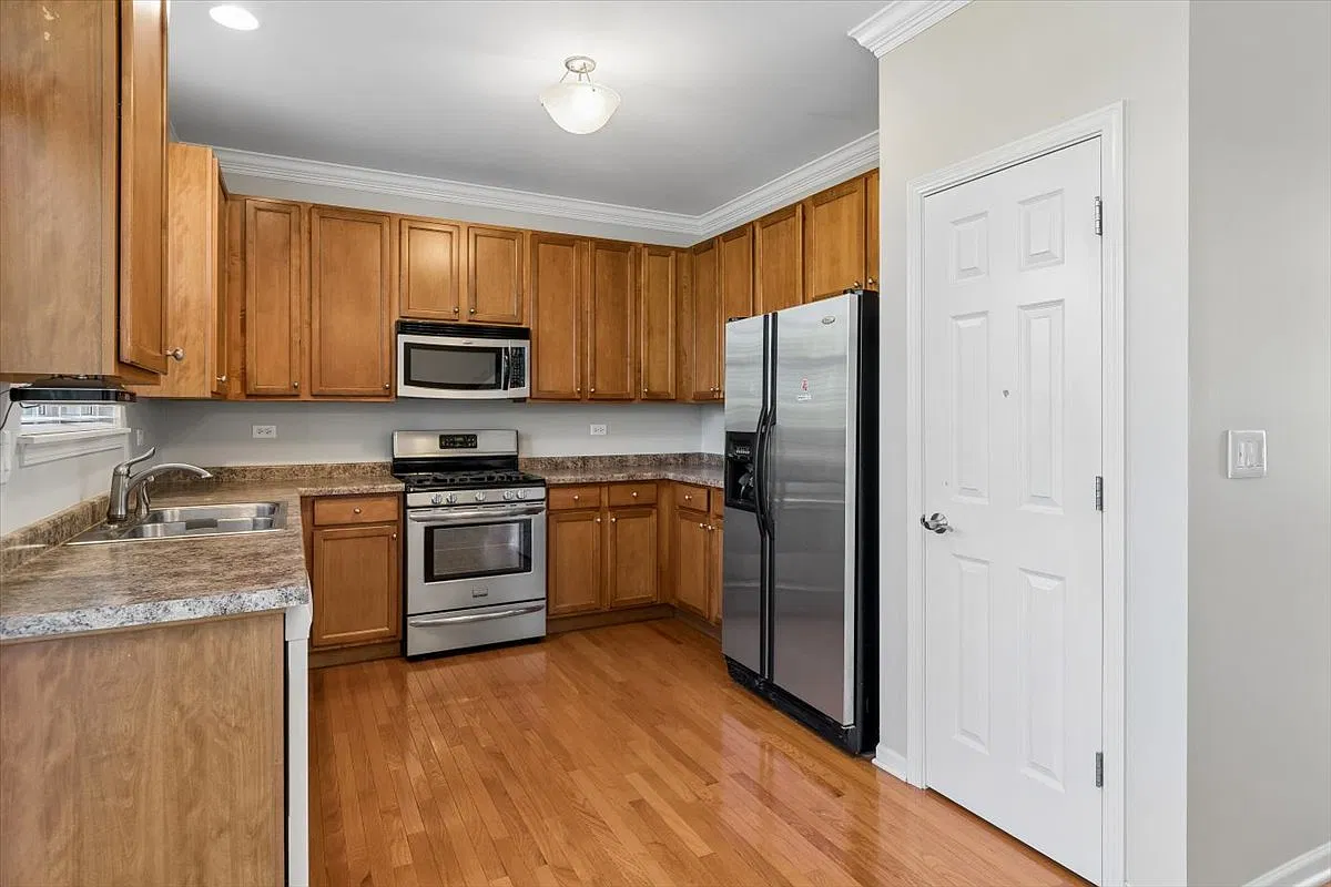 3 bed, 2.5 bath, 1776 sqft, $2,550 — Photo 2