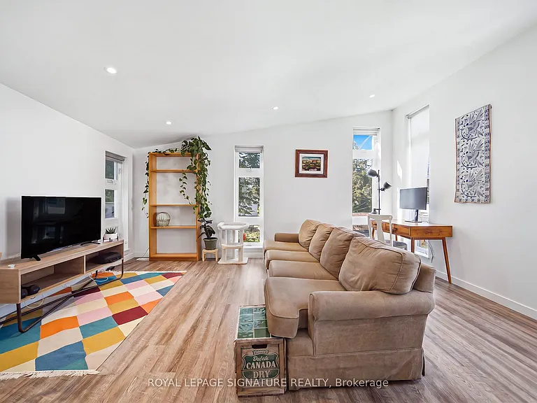 389R Leslie St S #SOUTH — Photo 2