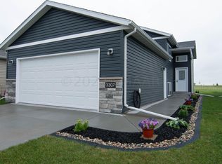 3307 Maple Leaf Loop S, Fargo, ND 58104