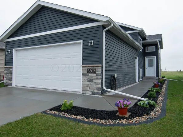 3307 Maple Leaf Loop S, Fargo, ND 58104