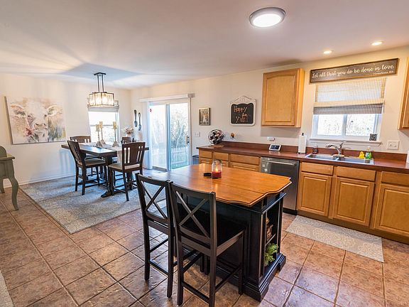 5th image of 701 Hawthorn Ln