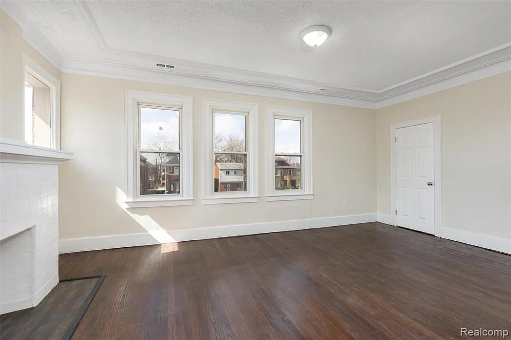 3 bed, 1.0 bath, 2750 sqft, $1,250 — Photo 4