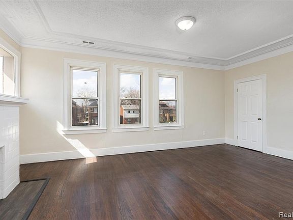 4th image of 3217 Elmhurst St