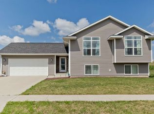 212 Rogers Dr, Williamsburg, IA 52361