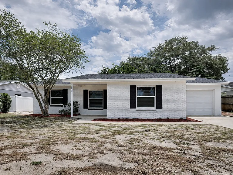 372 Jefferson Dr — Photo 1