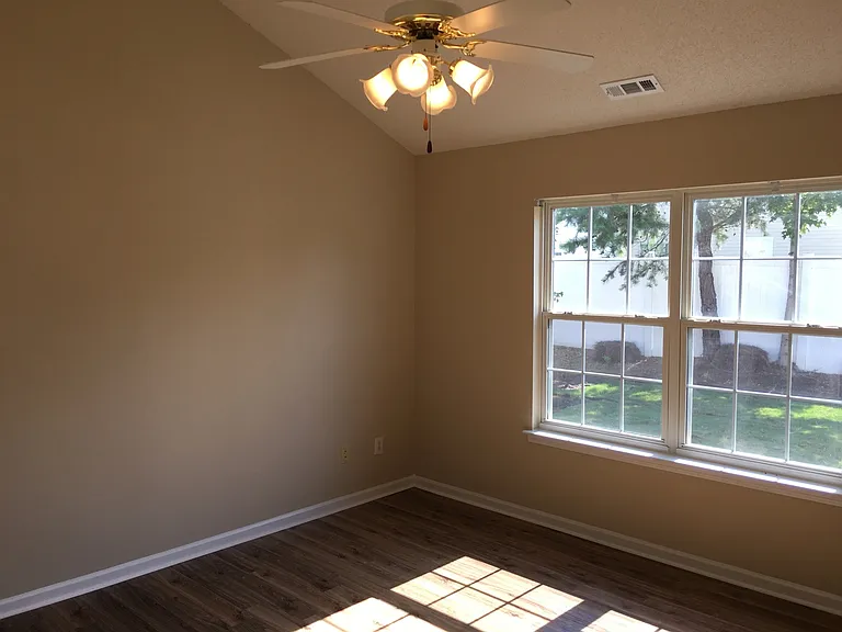 404 Commons Dr — Photo 9