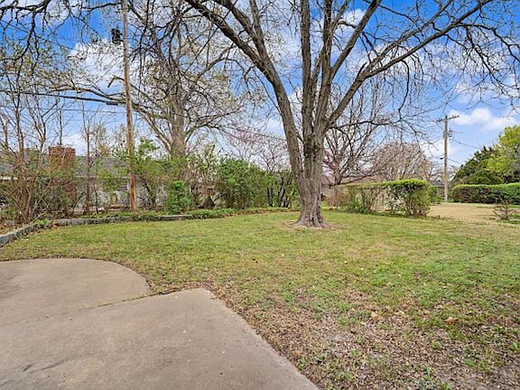 3rd image of 921 Manor Rd