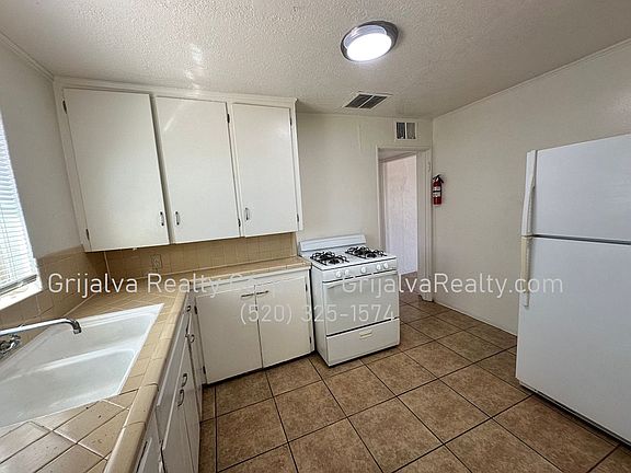 4th image of 2701 N Fair Oaks Ave #2705