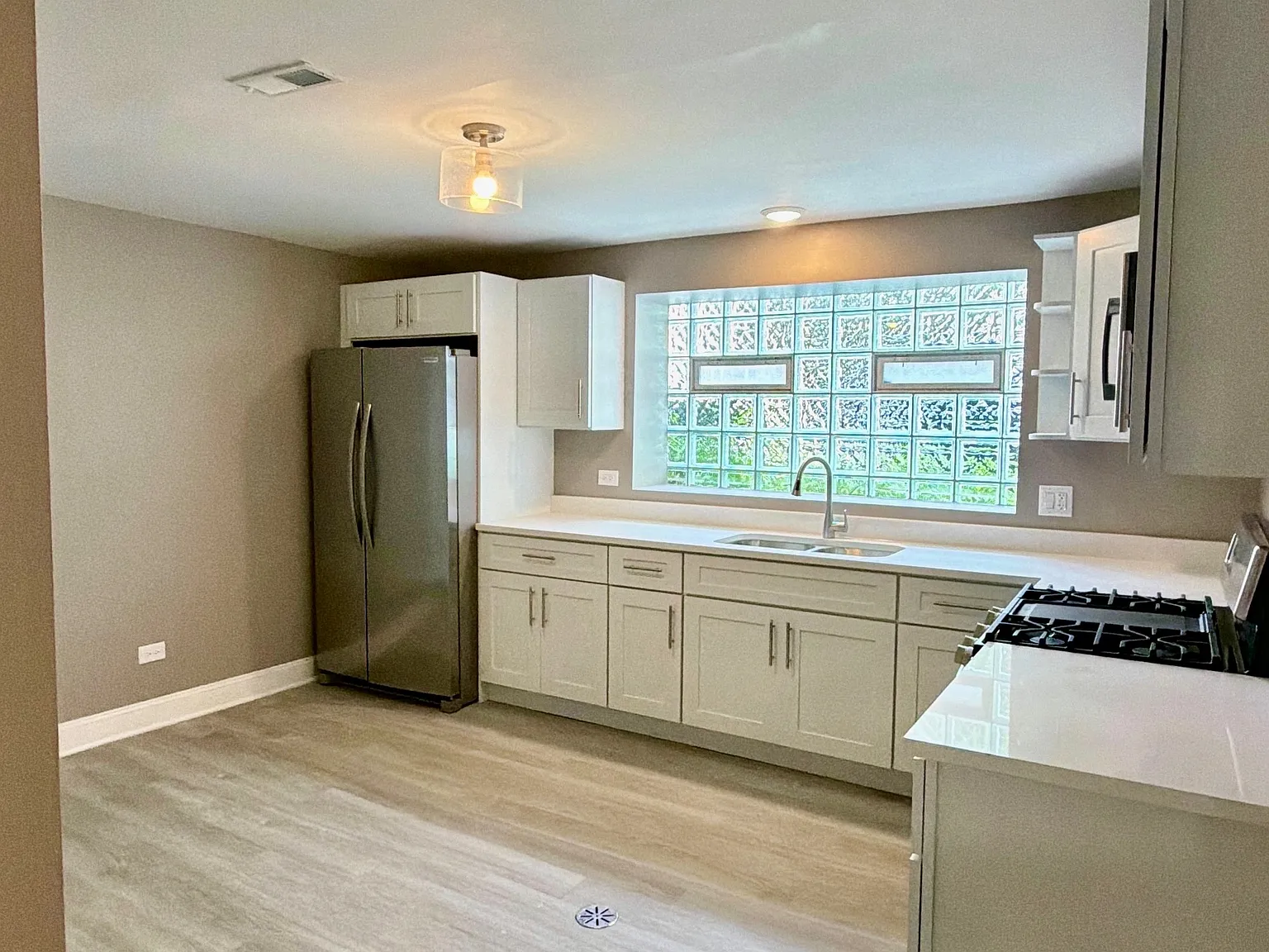 3 bed, 1100 sqft, $1,700 — Photo 3