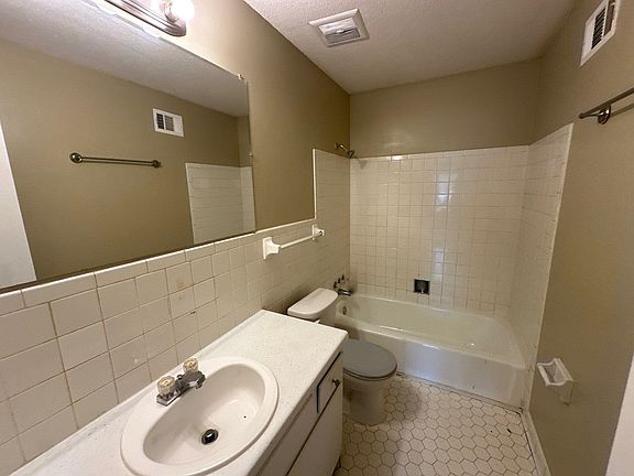 3rd image of 2574 Saint Elmo Ave