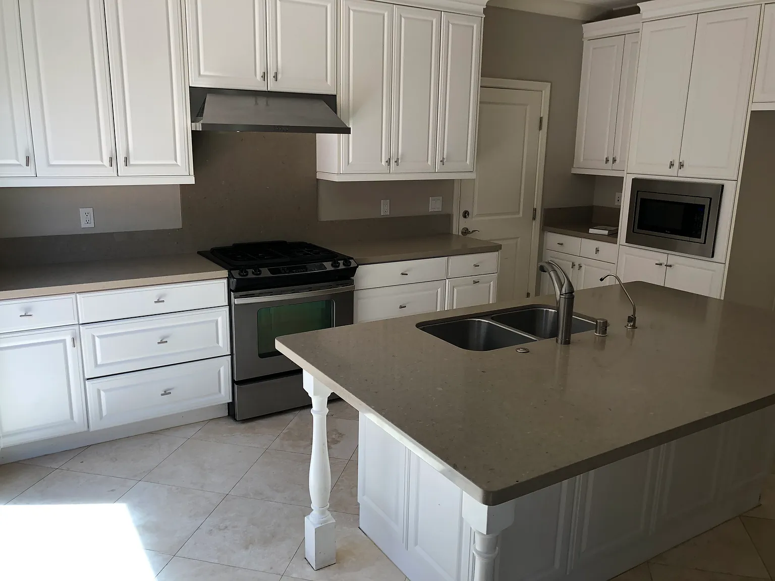 3 bed, 1616 sqft, $4,200 — Photo 3