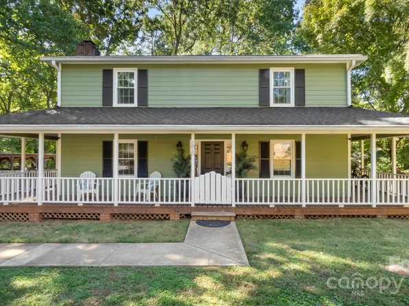 1015 Woodsman Ct, Charlotte, NC 28213