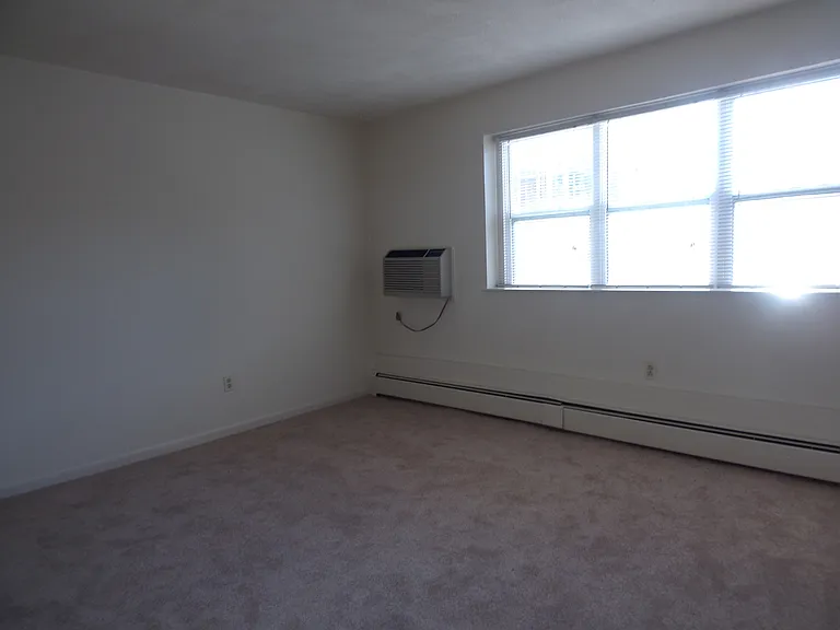 671 Broad St #7 — Photo 4