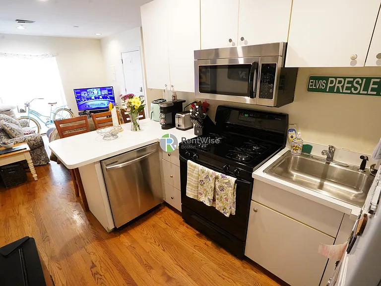 550 E 3rd St #2 — Photo 5