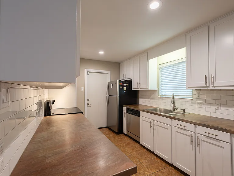960 Springhill Dr — Photo 3