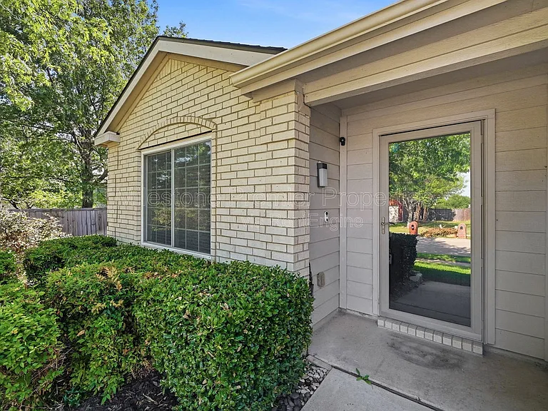 2304 Pheasant Run — Photo 3