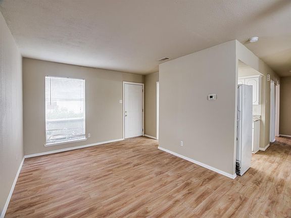 3rd image of 2808 Meadows Dr