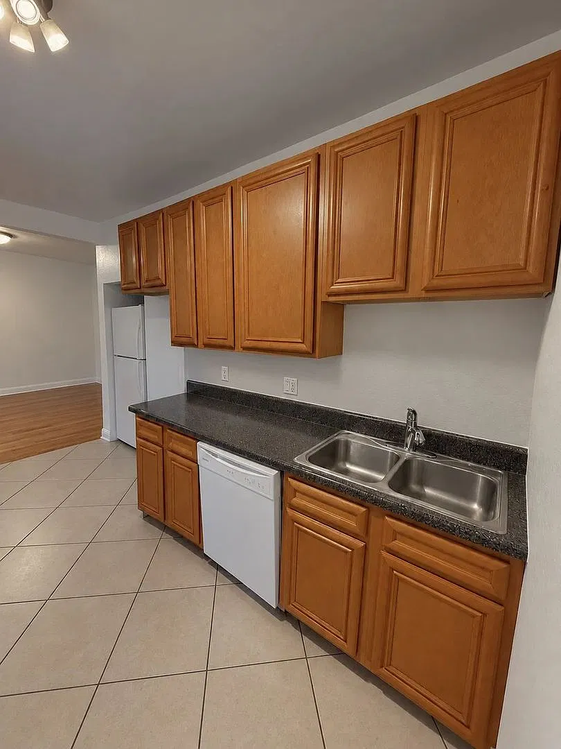 XL East Edgewater One Bed/One Bath - Pets Welcome - Walk to the Lake! — Photo 2