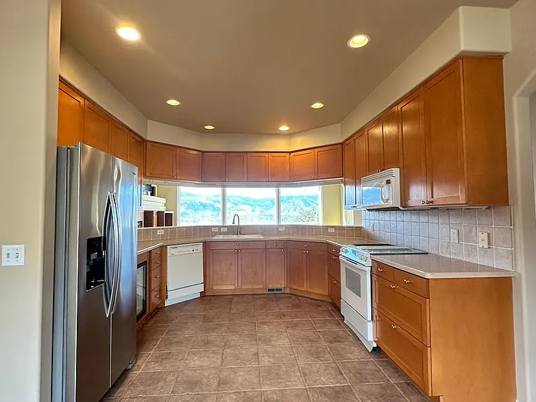 946 Briarwood Dr — Photo 6