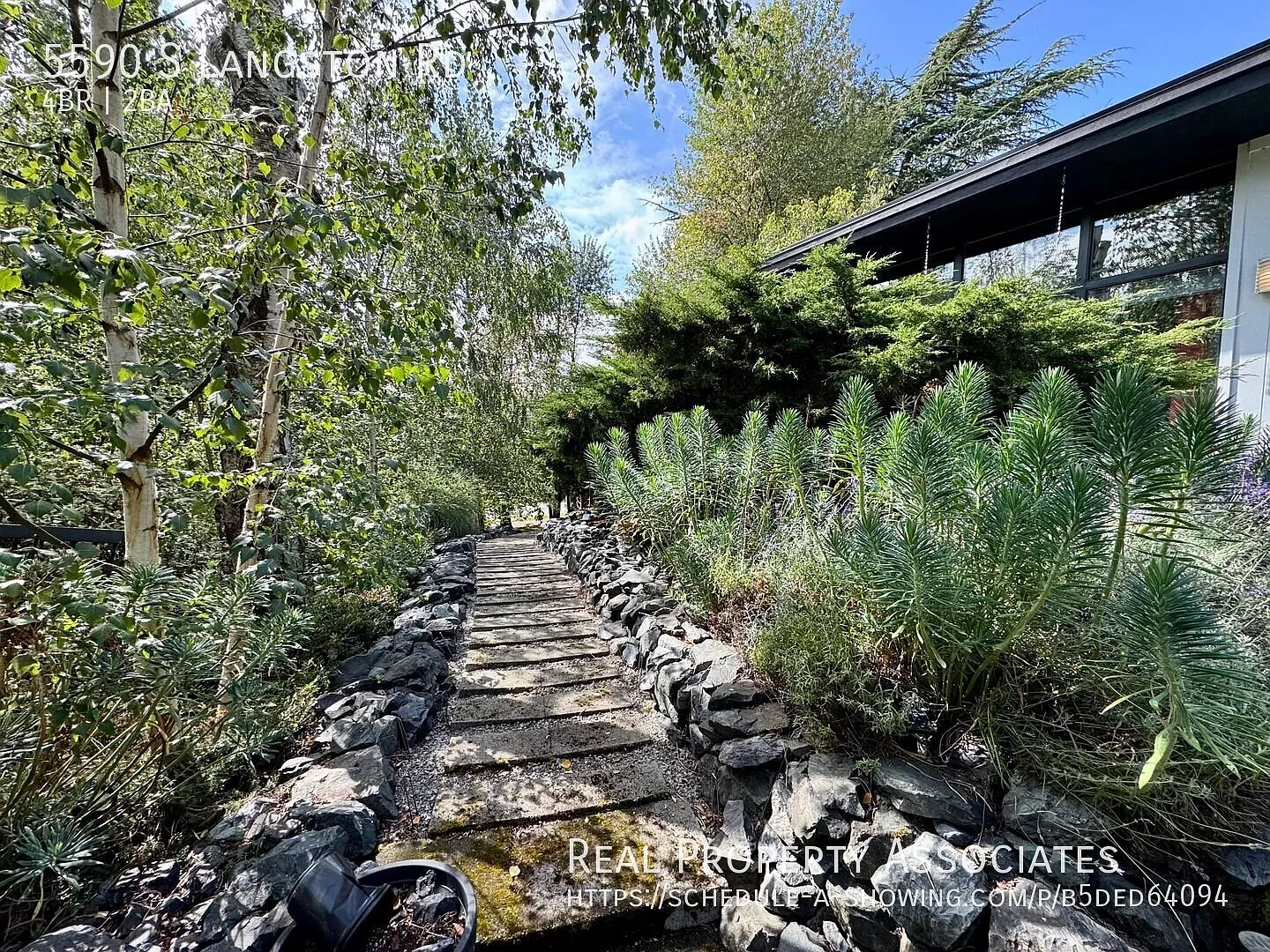 Unique and Private 4 Bedroom Home — Photo 4