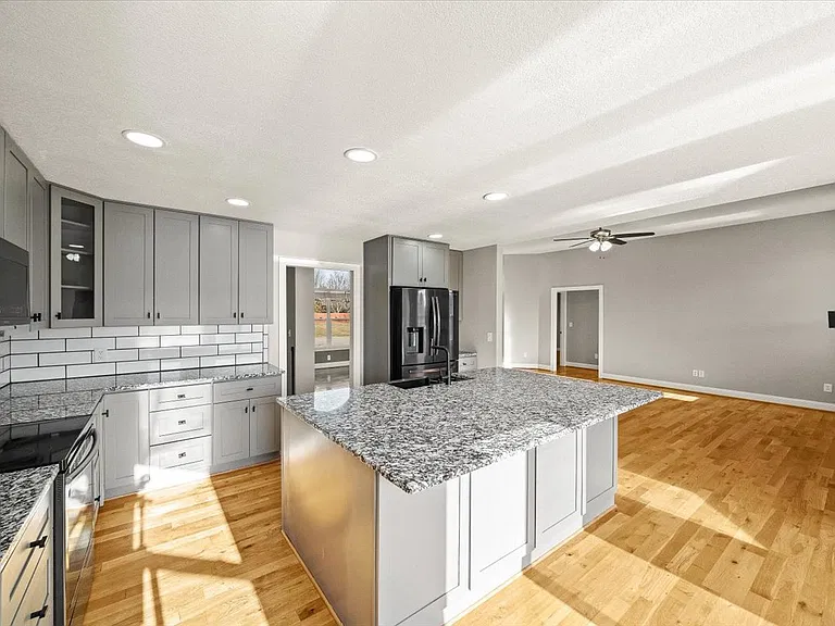 604 Canyon Dr — Photo 32