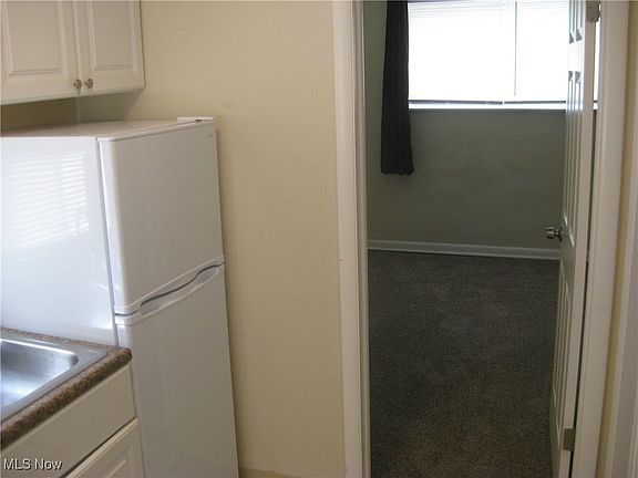 4th image of 595 Brown St #1-4