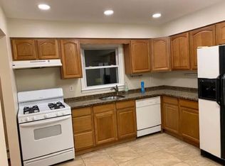 102 Hyatt Ave #1, Yonkers, NY 10704