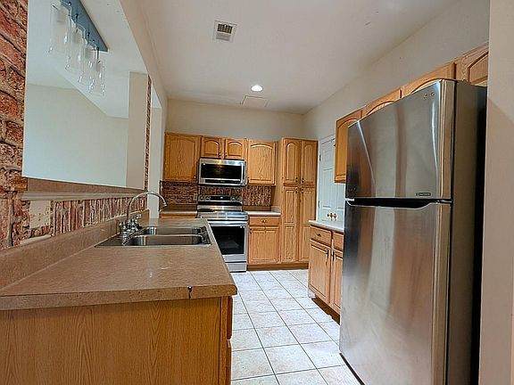 5th image of 2033 Powell Dr