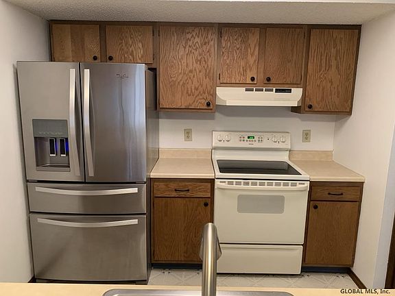 5th image of 33 Lexington Dr