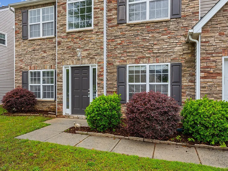 2704 Piersland Dr — Photo 2