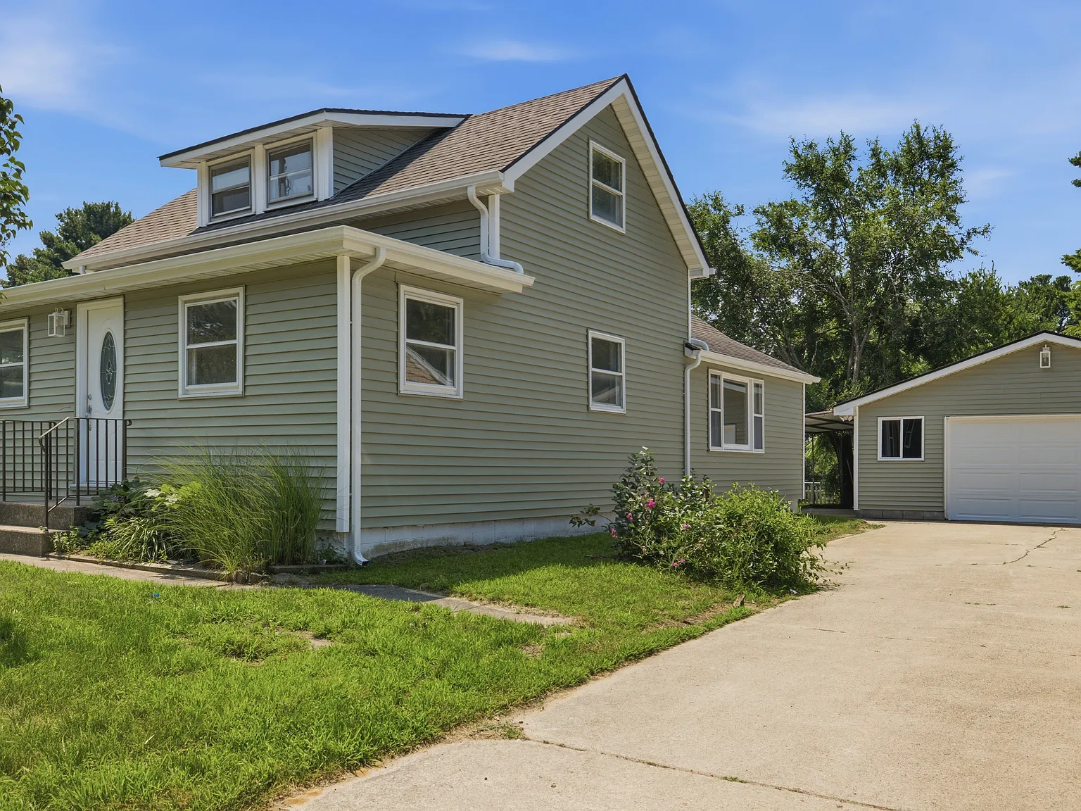 3 bed, 1597 sqft, $2,700 — Photo 2