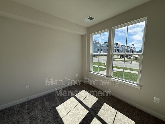 3rd image of 4929 Dunhaven Dr