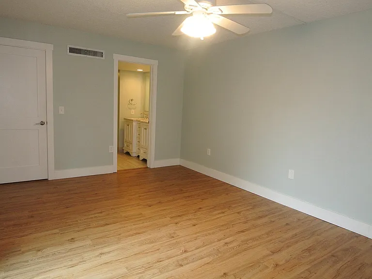825 Center St — Photo 9