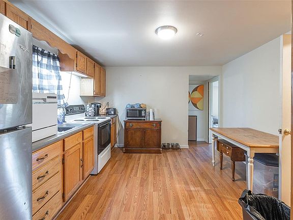 4th image of 805 School Ave