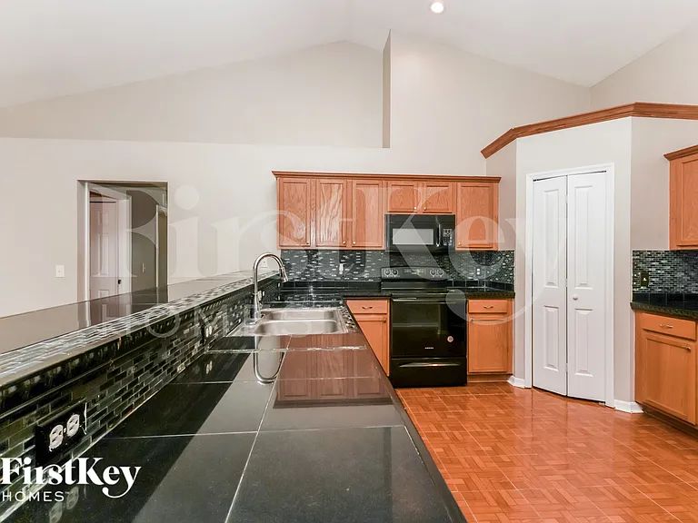 4105 NE 10th Ave — Photo 4
